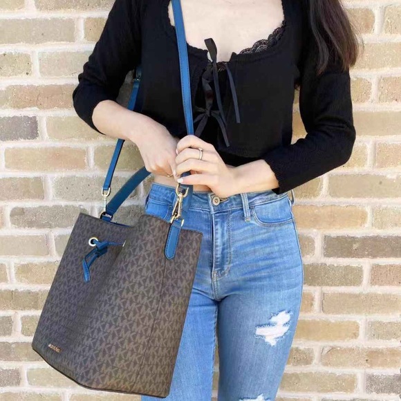 💕NWT Michael Kors Bucket Tote & wallet - Picture 5 of 5